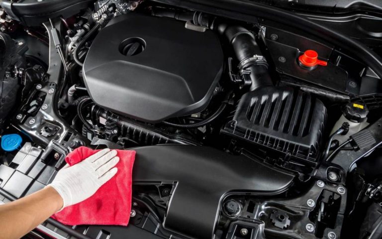 Kinh nghiệm vệ sinh khoang máy ô tô đúng cách