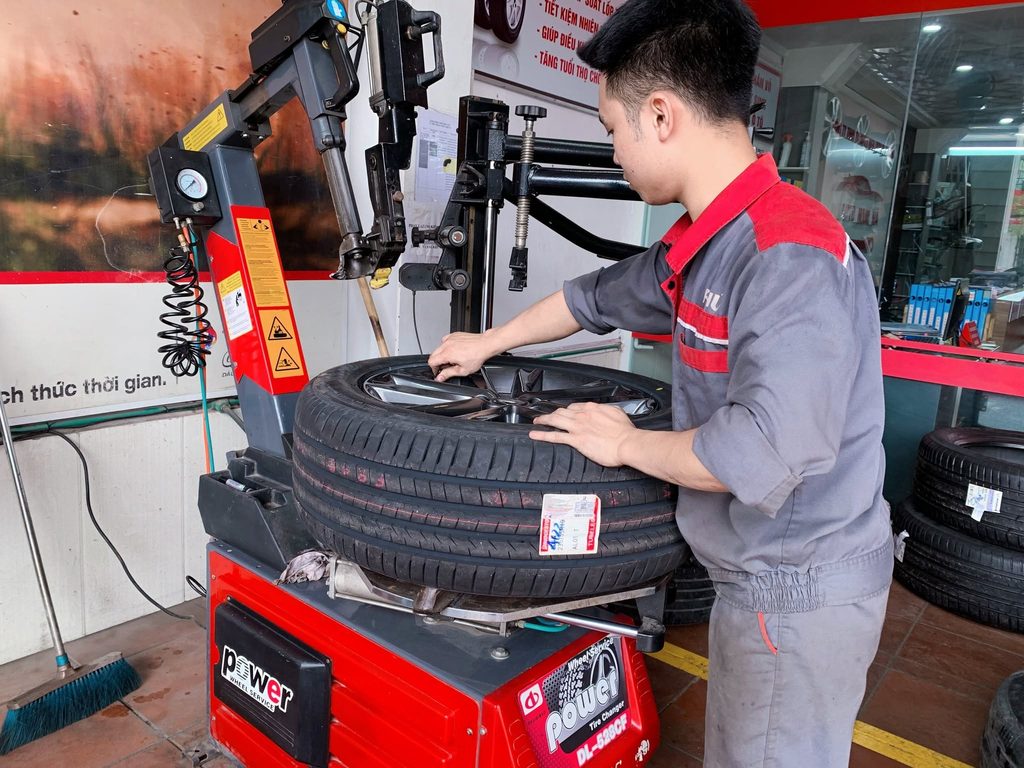 Kỹ thuật viên Auto Nam Hà sử dụng máy ra vào lốp